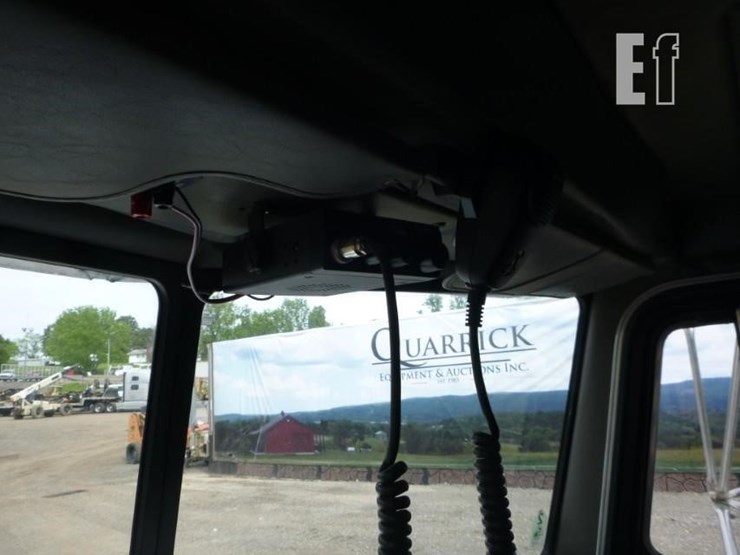 2000-peterbilt-330-image-14