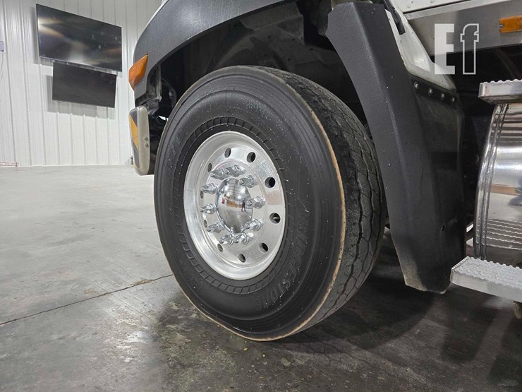 2013-caterpillar-ct660s-image-25