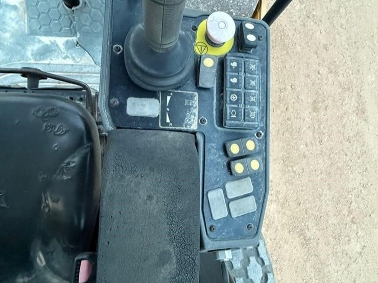 2013-caterpillar-cs56b-image-25