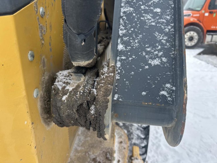 2017-deere-320e-image-23