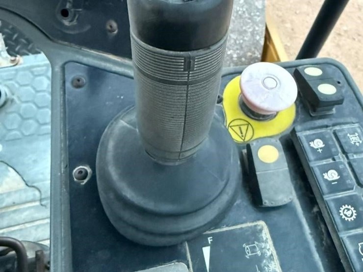 2013-caterpillar-cs56b-image-24