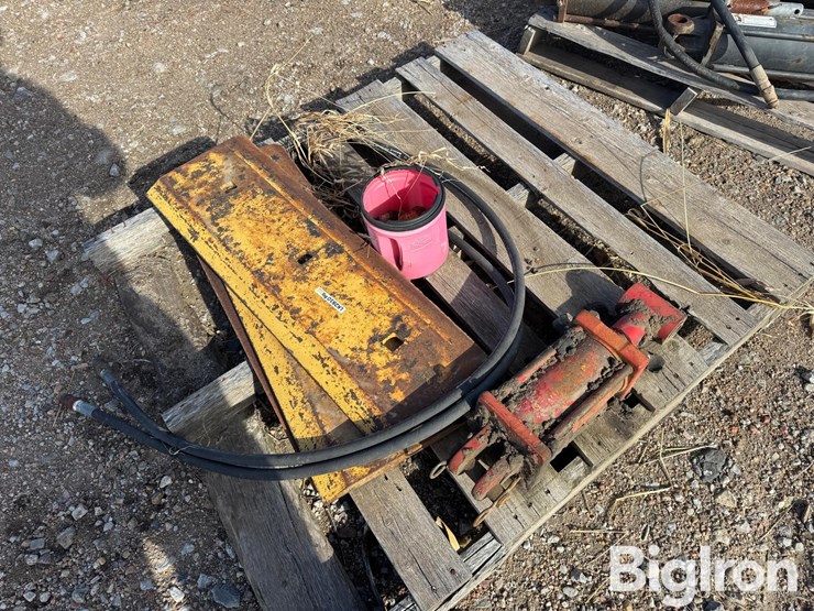 cat-bolt-on-cutting-edge-&-hyd-cylinder-image-1