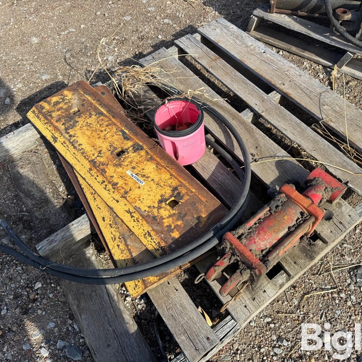 Cat Bolt On Cutting Edge & Hyd Cylinder