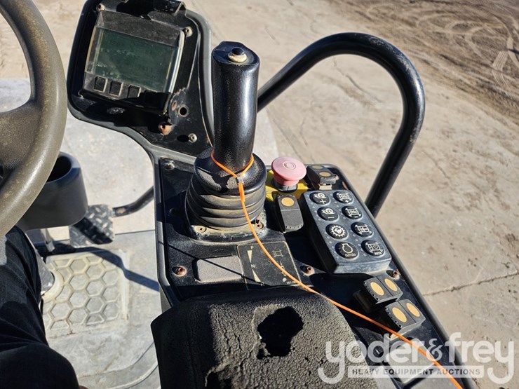 2016-caterpillar-cs54b-image-21