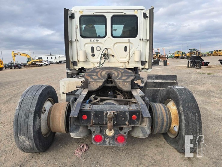 2018-freightliner-cascadia-113-image-8