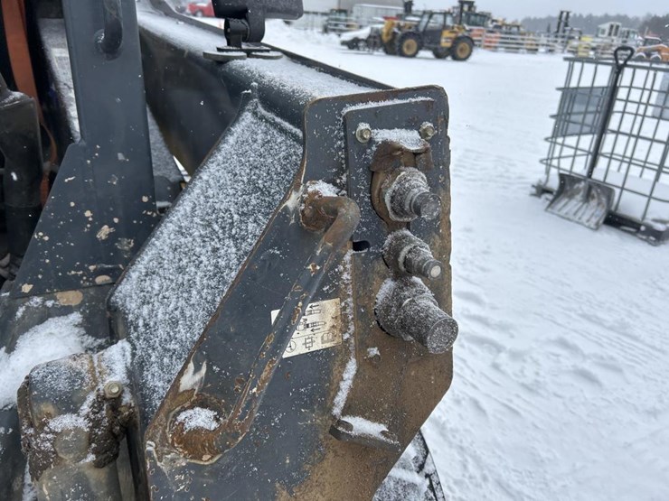 2017-deere-320e-image-16