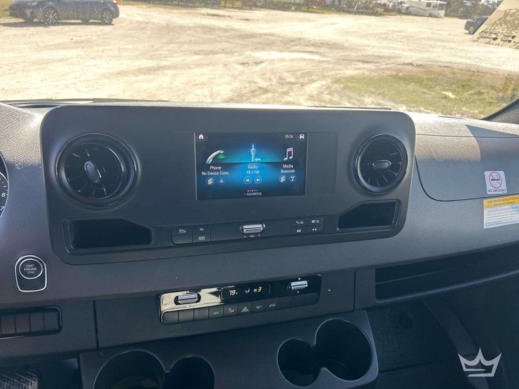 2022-mercedes-benz-sprinter-1500-image-15