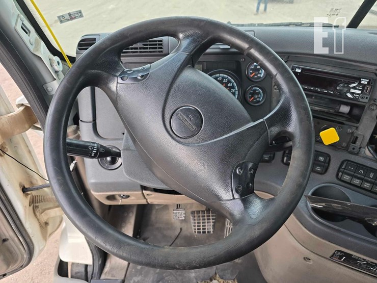 2018-freightliner-cascadia-113-image-23