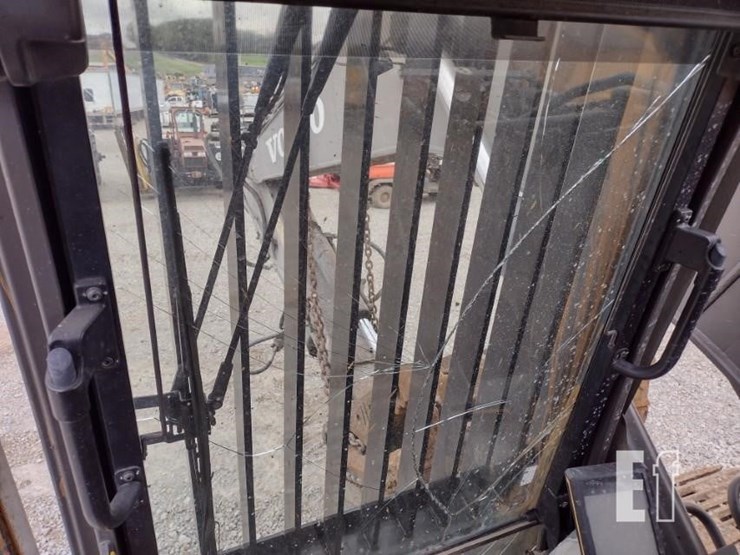 2015-volvo-ec220e-lr-image-8