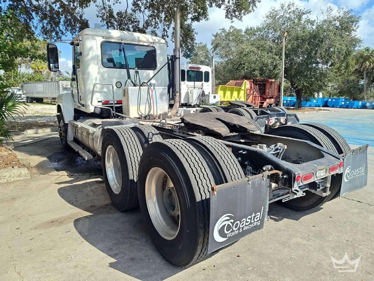 2022-mack-pinnacle-t/a-wet-kit-day-cab-truck-tractor-image-4