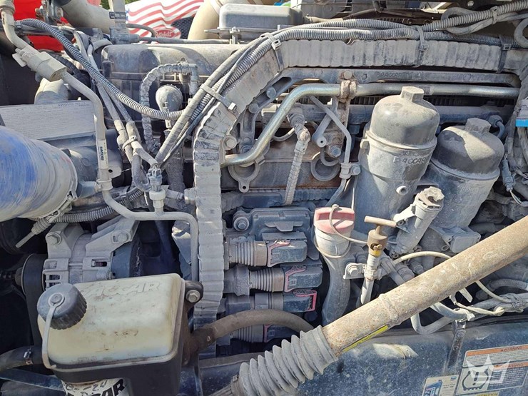 2023-peterbilt-567-t/a-wet-kit-day-cab-truck-tractor-image-9