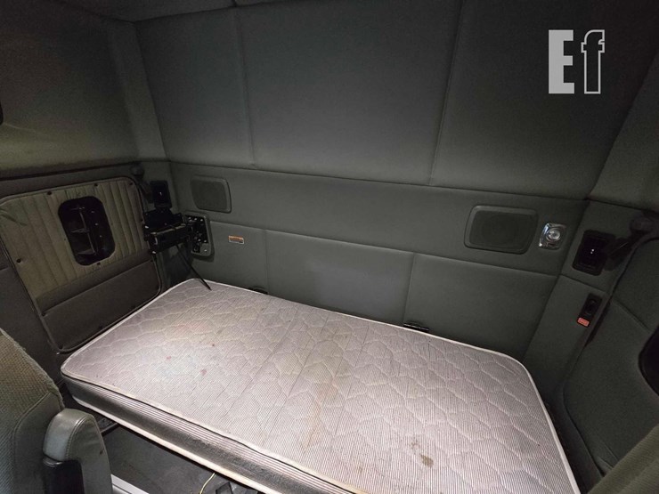 2017-kenworth-t880-image-26