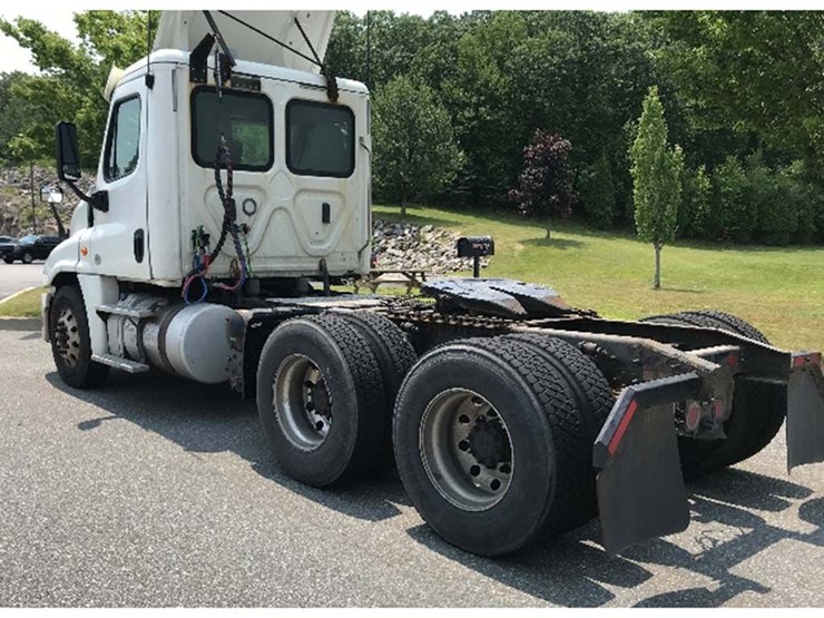 2018-freightliner-cascadia-125-image-2