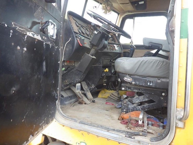 2001-peterbilt-357-image-40