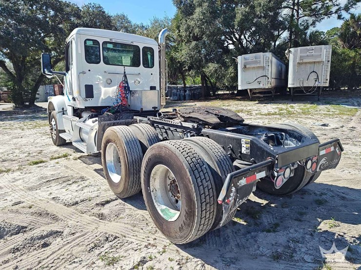 2022-peterbilt-567-t/a-wet-kit-day-cab-truck-tractor-image-4