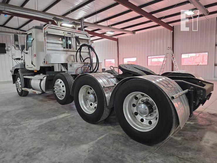 2005-mack-vision-cxn613-image-5