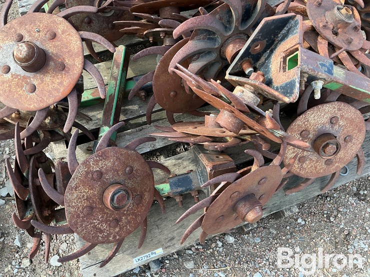 john-deere-max-emerge-planter-opening-units-image-9