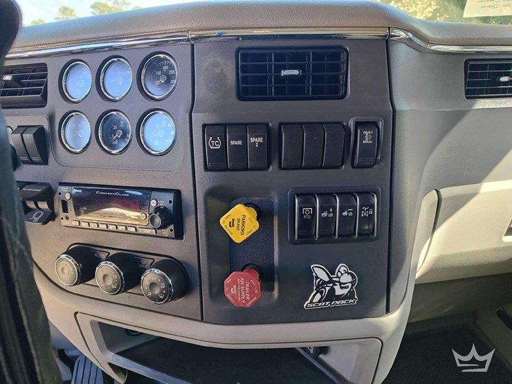 2022-peterbilt-567-image-19