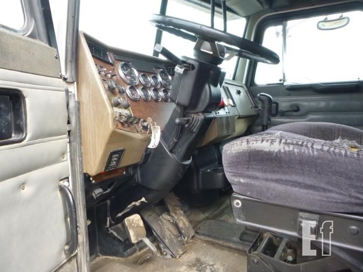 2000-peterbilt-330-image-15