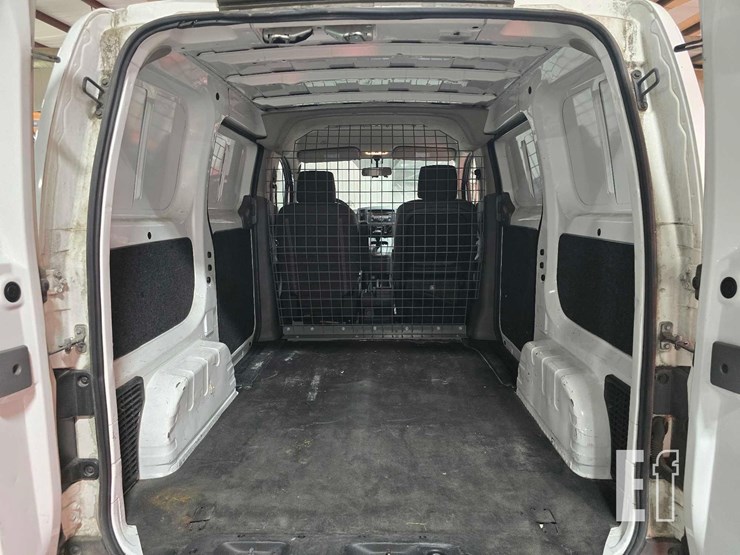 2014-nissan-nv200-image-17