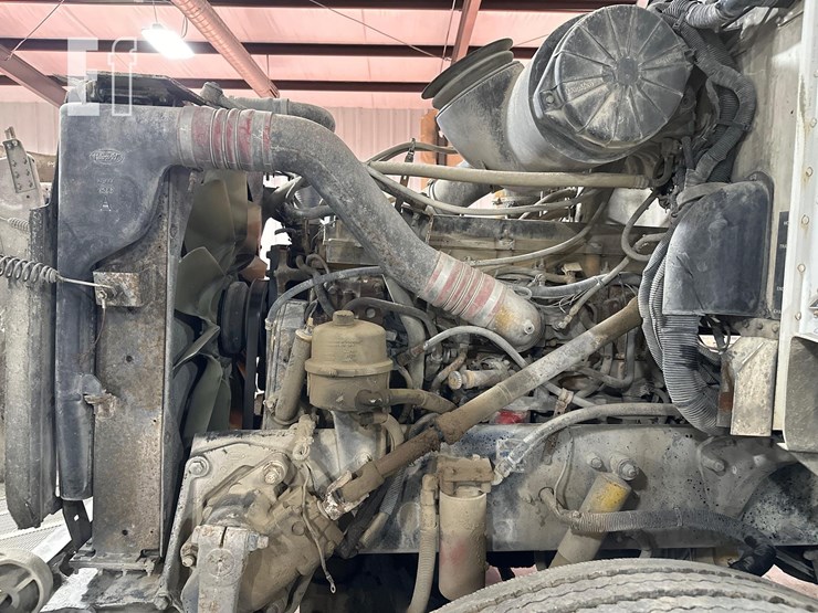 2005-peterbilt-385-image-26