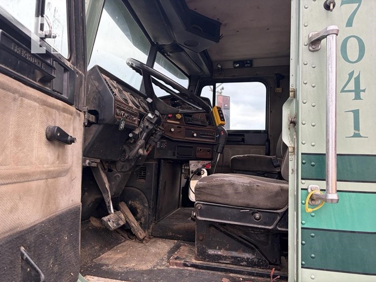 1992-freightliner-fld120-image-17