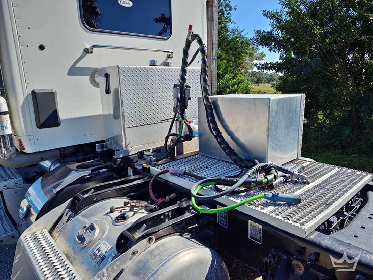 2022-peterbilt-567-image-28