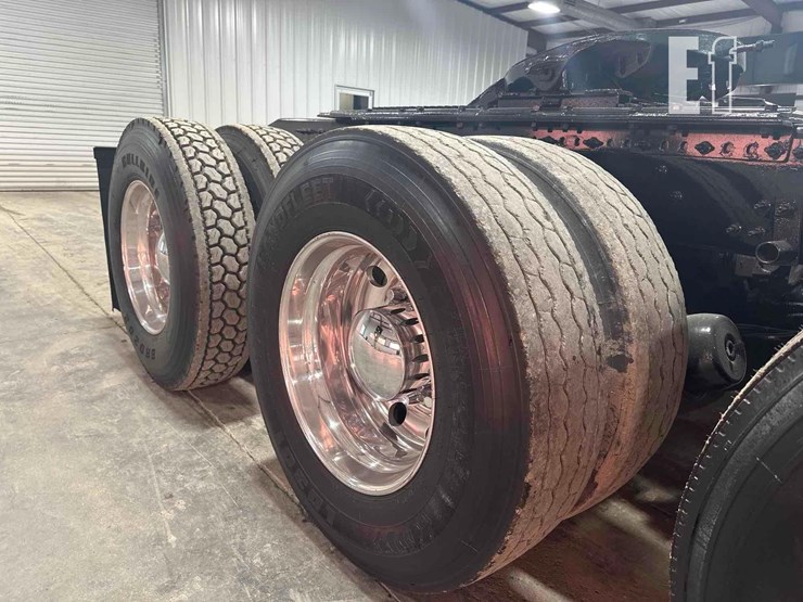 2012-mack-granite-gu813-image-19