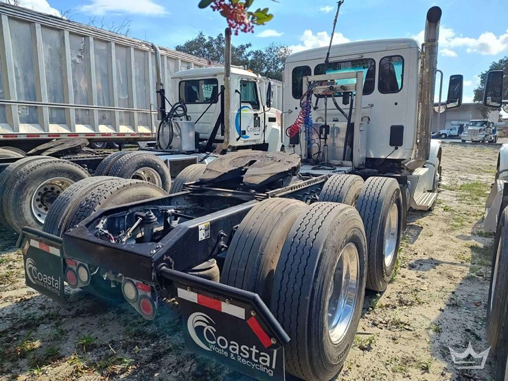 2022-peterbilt-567-t/a-wet-kit-day-cab-truck-tractor-image-3