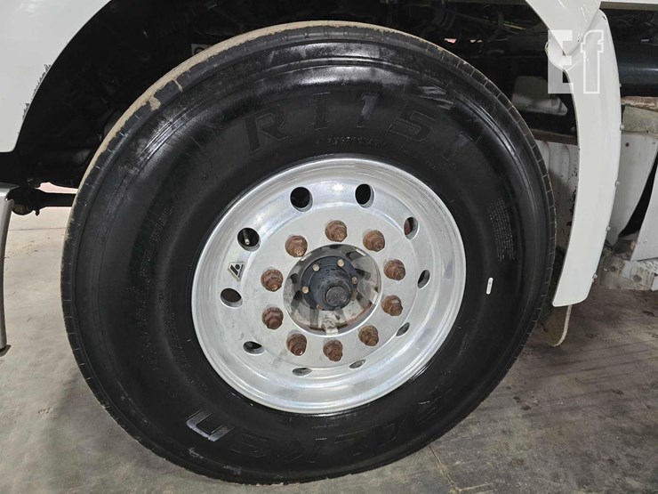 2009-peterbilt-384-image-21