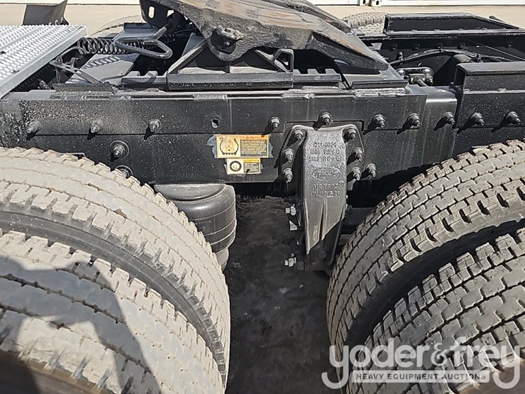 2020-peterbilt-567-image-15