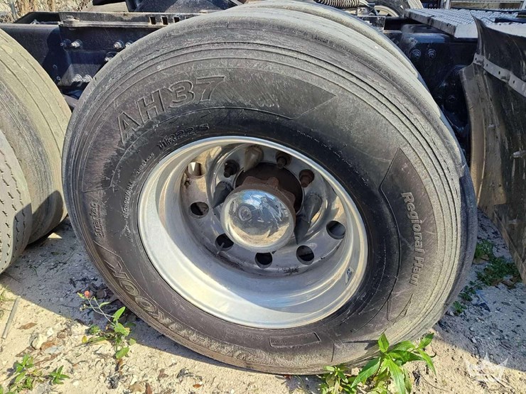 2022-peterbilt-567-t/a-wet-kit-day-cab-truck-tractor-image-42