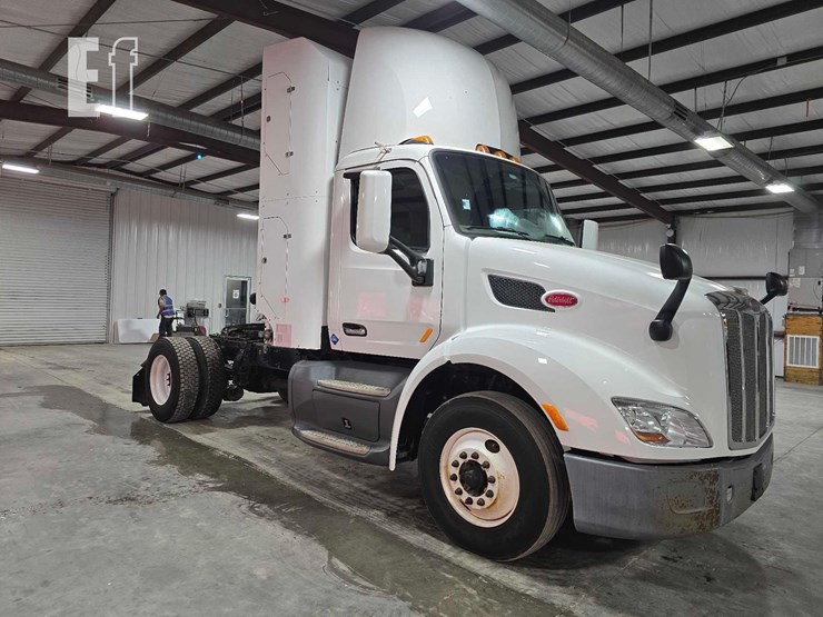 2017-peterbilt-579-image-2