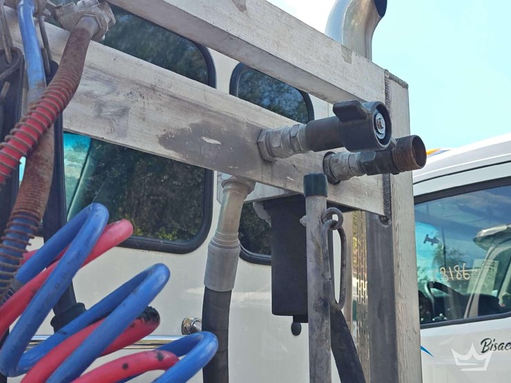 2022-peterbilt-567-t/a-wet-kit-day-cab-truck-tractor-image-32