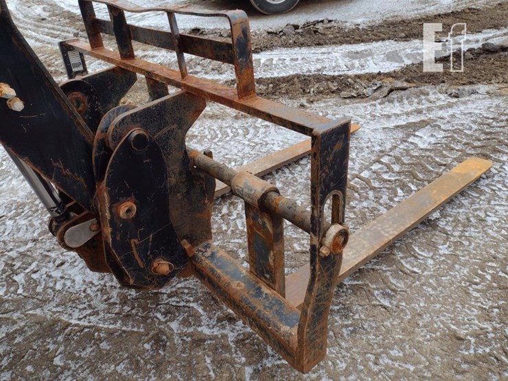 2015-caterpillar-tl1055c-image-19