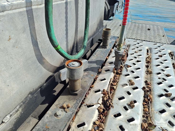 2022-mack-pinnacle-t/a-wet-kit-day-cab-truck-tractor-image-24