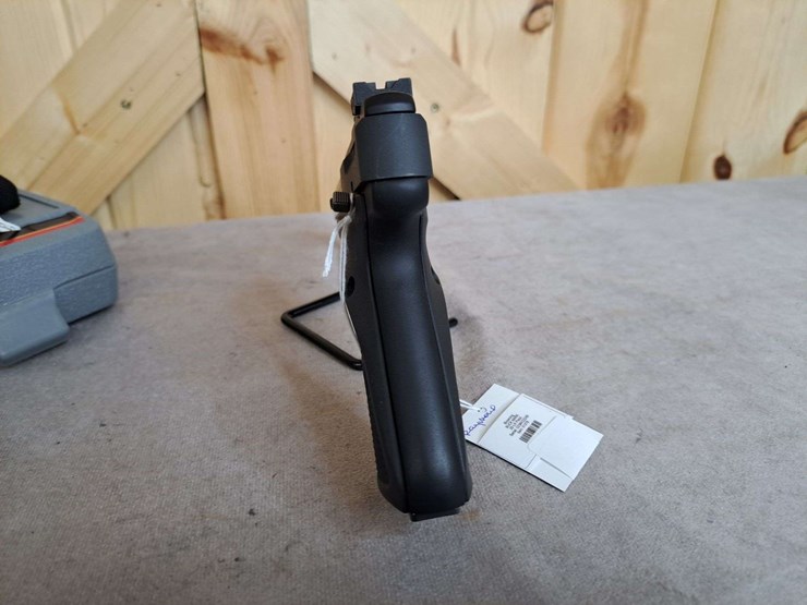 browning-buck-mark-.22-lr-semiauto-pistol-image-7