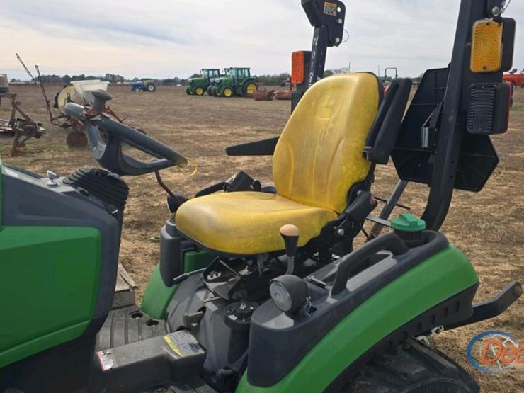 2017-john-deere-1025-image-13