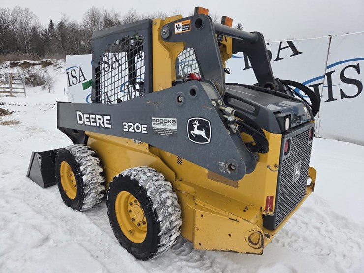 2017-deere-320e-image-3