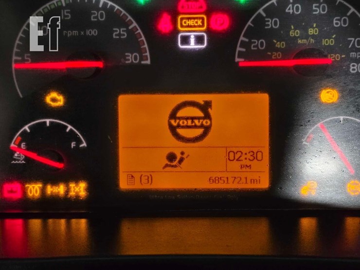 2013-volvo-vnl64t300-image-13