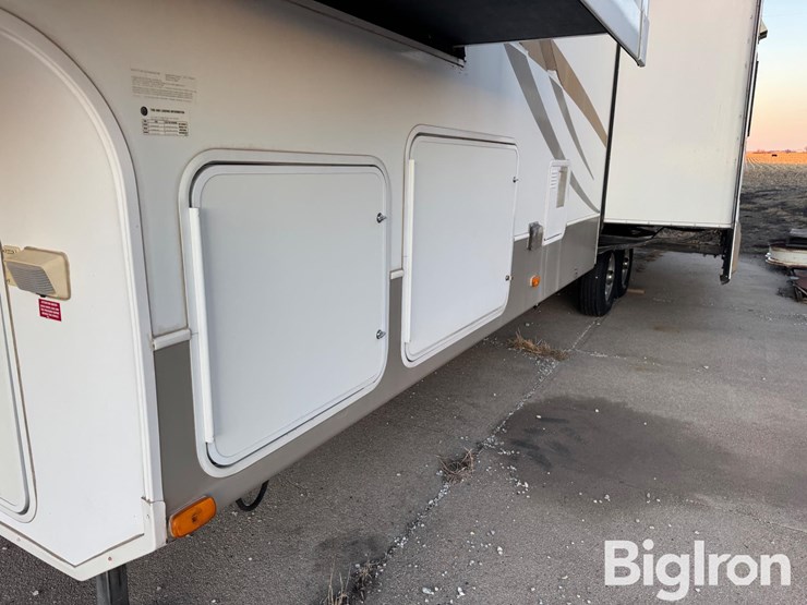 2009-keystone-challenger-32-sat-5th-wheel-camper-trailer-image-17