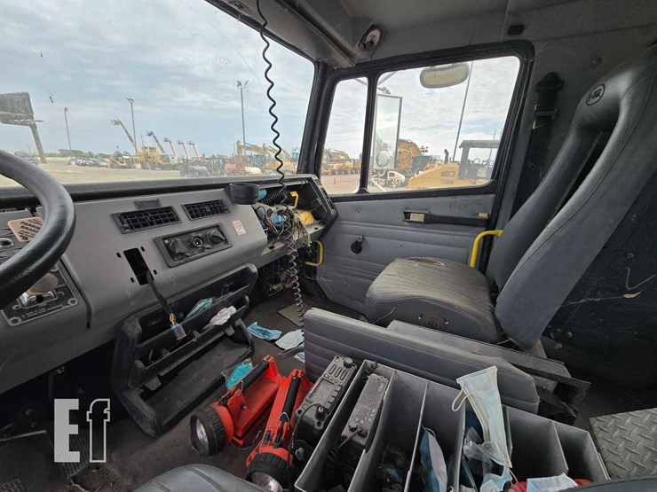 1993-freightliner-fl80-image-11