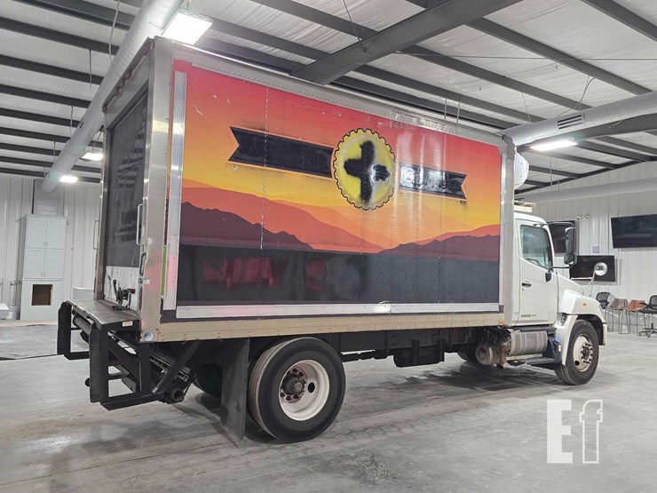 2015-hino-268-image-3