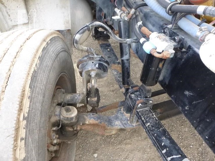 2000-peterbilt-330-image-27