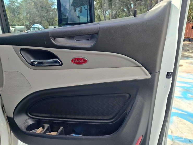 2022-peterbilt-567-t/a-wet-kit-day-cab-truck-tractor-image-35