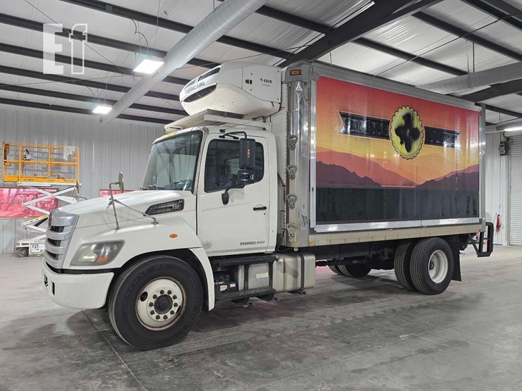 2015-hino-268-image-1