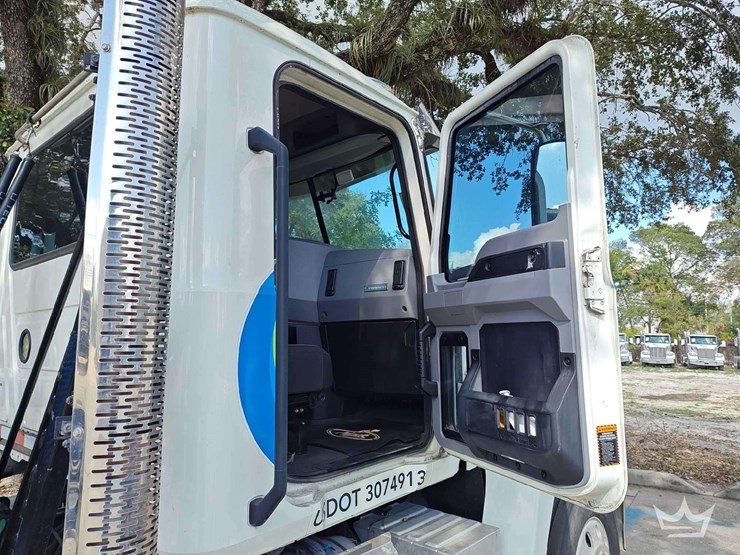 2022-mack-pinnacle-t/a-wet-kit-day-cab-truck-tractor-image-31