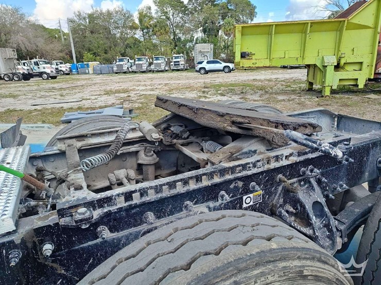 2022-peterbilt-567-t/a-wet-kit-day-cab-truck-tractor-image-27