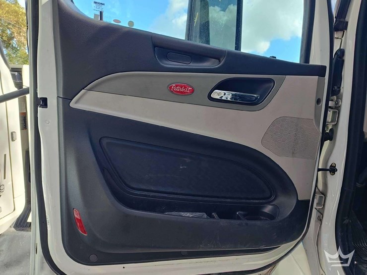 2022-peterbilt-567-t/a-wet-kit-day-cab-truck-tractor-image-25