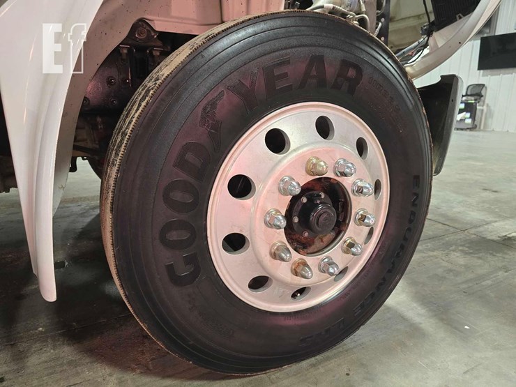 2017-freightliner-business-class-m2-106-image-23